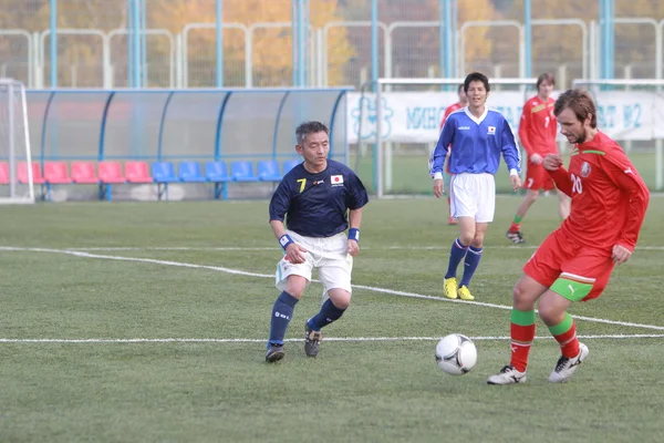 Um jogo de futebol amigável entre jornalistas esportivos do Japão e da Bielorrússia. Minsk, setembro de 2013 — Fotografia de Stock