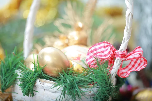 Pannier com decorações de Natal — Fotografia de Stock