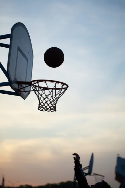 Mann spielt Basketball — Stockfoto