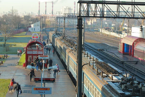 Tren en la estación de tren —  Fotos de Stock