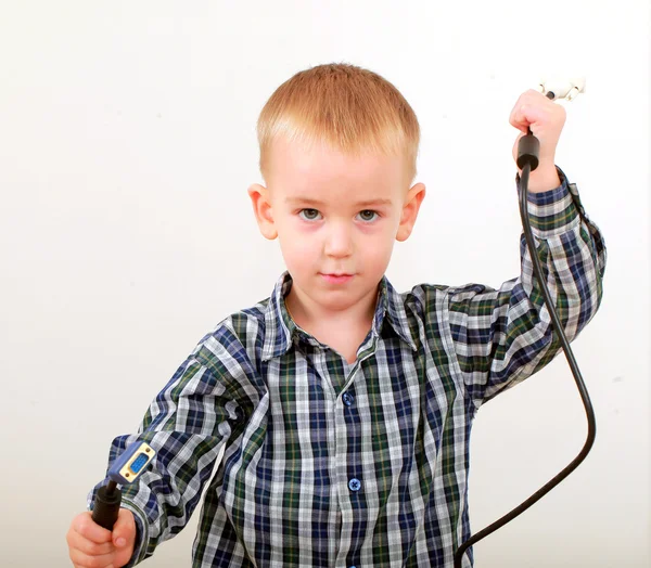 Menino com cabos de computador — Fotografia de Stock