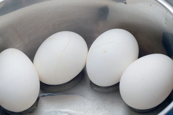 Ovos cozidos em panela de metal — Fotografia de Stock