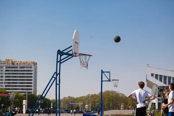 Teenagers play basketball — Stock Photo, Image