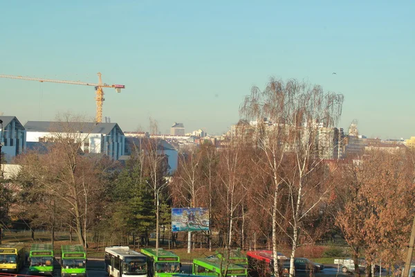 Автобус паркування біля залізничного вокзалу — стокове фото