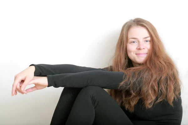 Schöne Mädchen mit langen Haaren — Stockfoto