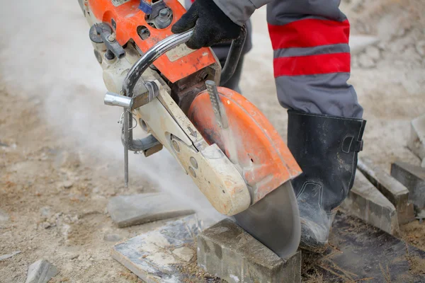 Byggnadsarbetare med betong såg — Stockfoto