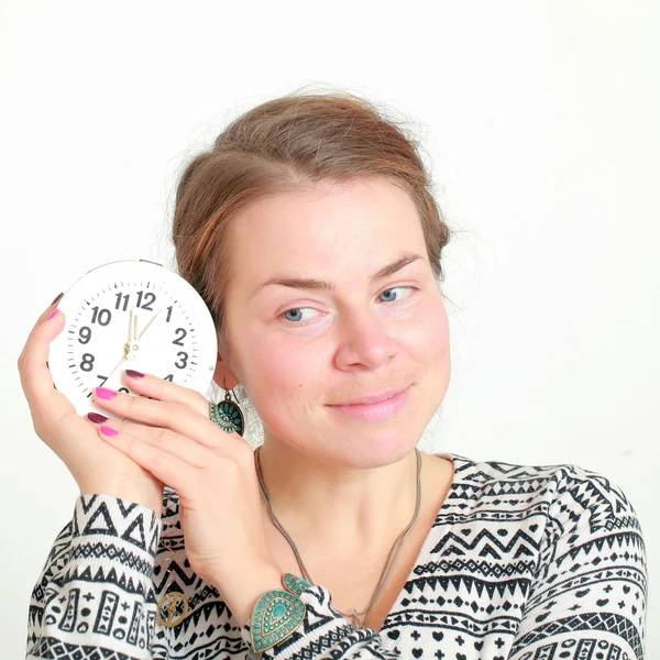 Junge Frau mit Uhr — Stockfoto