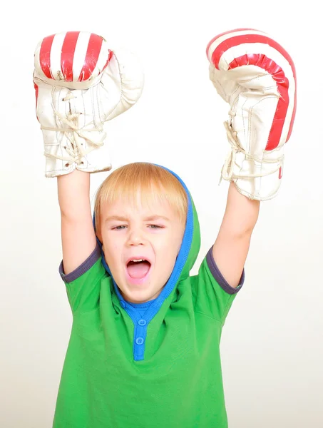Ganador niño con guantes de boxeo —  Fotos de Stock