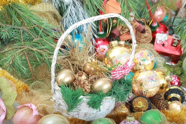 Pannier con decoraciones navideñas — Foto de Stock
