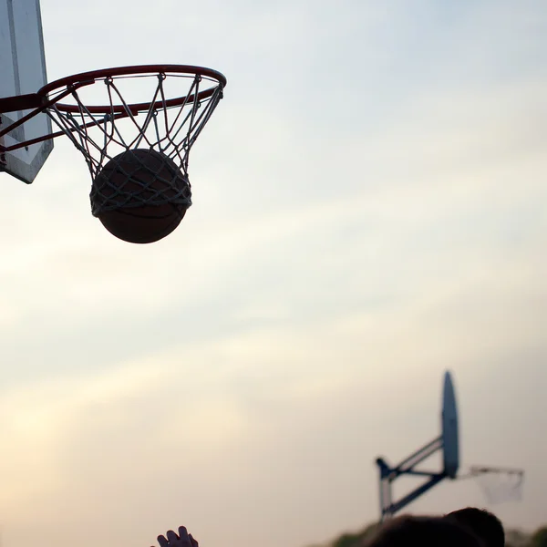 Uomo che gioca a basket — Foto Stock