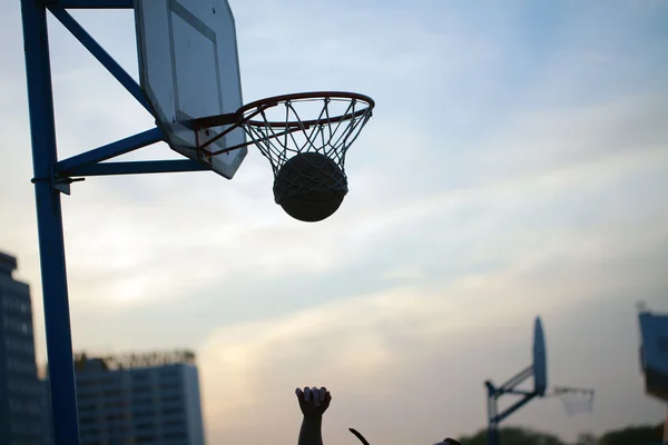 Uomo che gioca a basket — Foto Stock