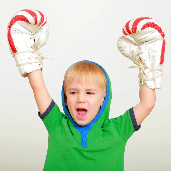 Vinnare pojke med boxhandskar — Stockfoto