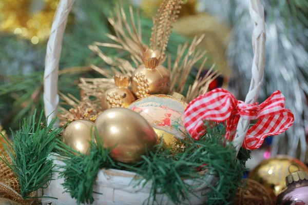 Панье с рождественскими украшениями — стоковое фото
