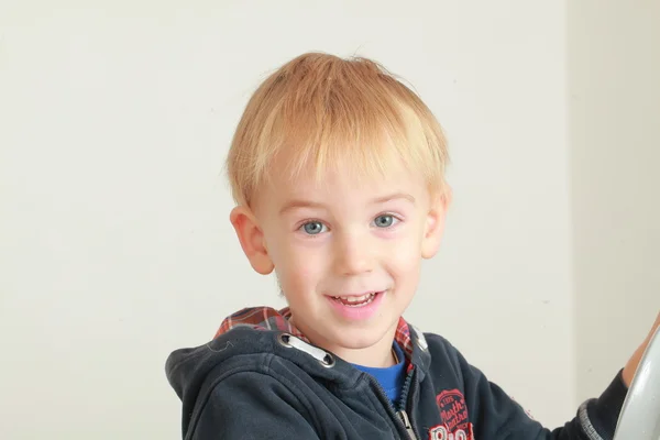 Pequeño niño emocional sonriendo — Foto de Stock