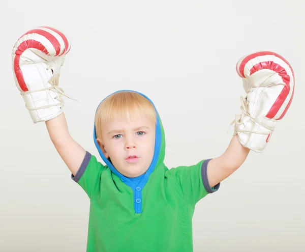 Vinnare pojke med boxhandskar — Stockfoto