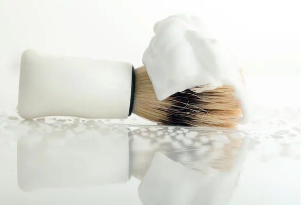 Cepillo de afeitar con espuma —  Fotos de Stock