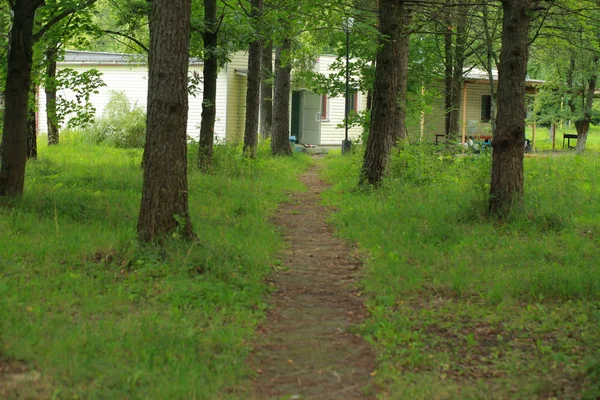 Oud gebouw in het park — Stockfoto