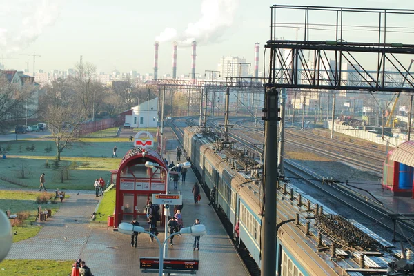 Train at railway station — Stock Photo, Image