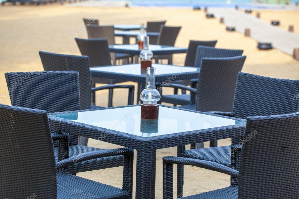 Sillas con mesa en una moderna terraza de verano con mesas. — Foto de