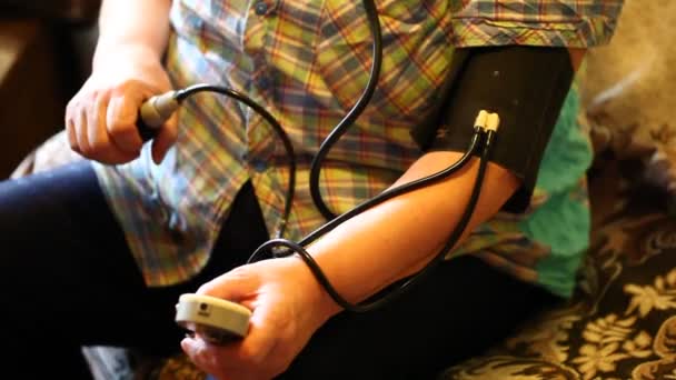 Mujer mide la presión arterial — Vídeo de stock