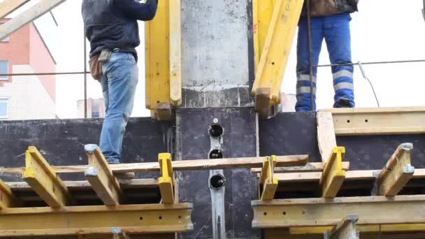 Travailleurs sur un chantier de construction — Video