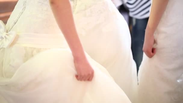 Modelkami v svatební šaty — Stock video