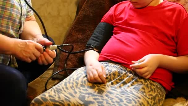 Abuela medir chicos presión arterial — Vídeo de stock