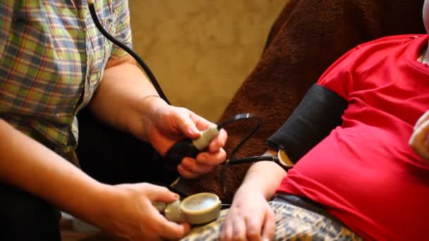 Grootmoeder maatregel jongens bloeddruk — Stockvideo