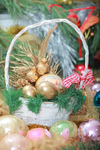 Pannier con decoraciones navideñas — Foto de Stock