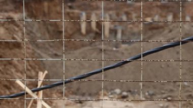 Beton yığınları ile çukur