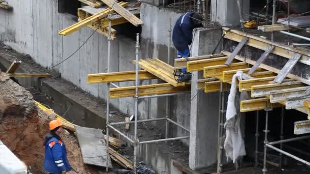 Trabajadores en un patio de construcción — Vídeos de Stock