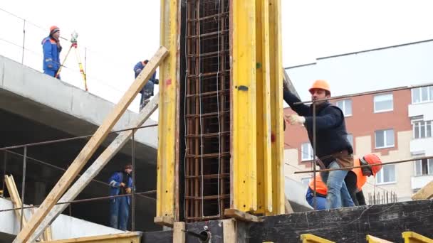 Trabajadores en un patio de construcción — Vídeo de stock