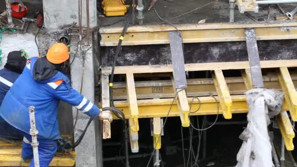 Trabajadores en un patio de construcción — Vídeos de Stock