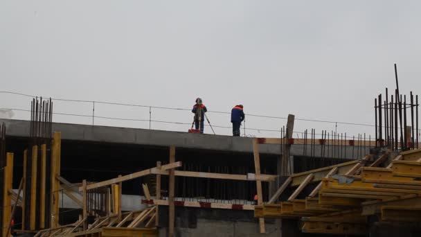 Trabajadores en un patio de construcción — Vídeo de stock