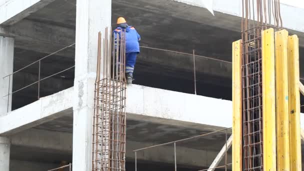 Dělník na stavební dvůr — Stock video
