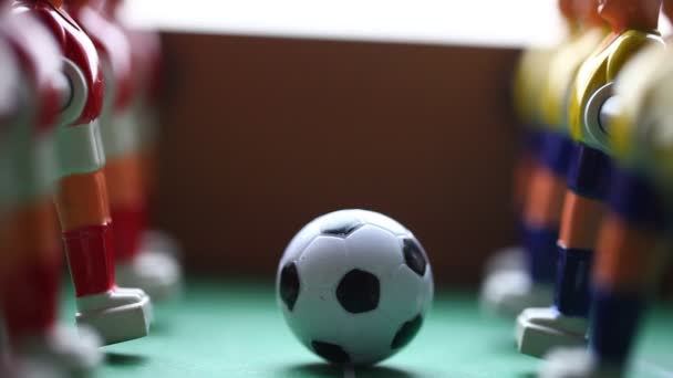 Игроки в настольный футбол — стоковое видео