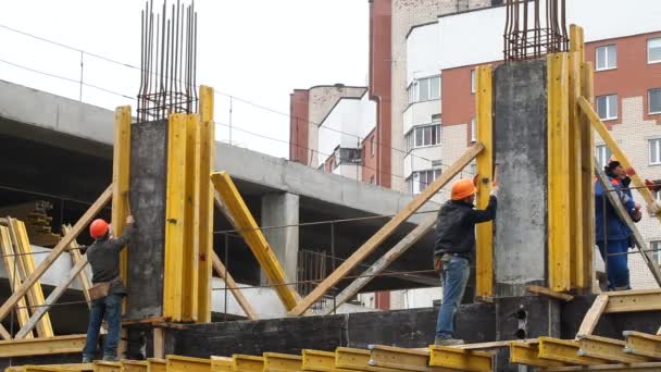 Trabajadores en un patio de construcción — Vídeos de Stock