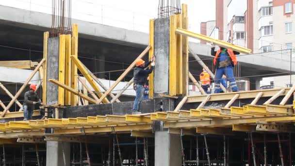 Trabajadores en un patio de construcción — Vídeos de Stock