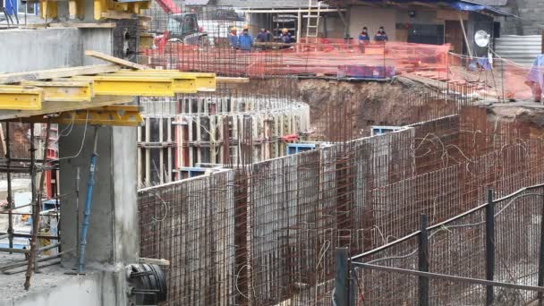 Trabajadores en un patio de construcción — Vídeos de Stock