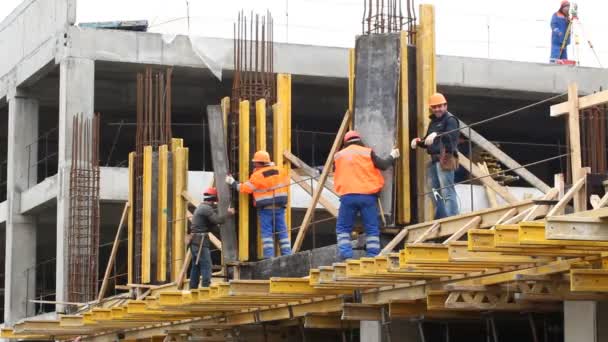 Workers on a construction yard — Stock Video