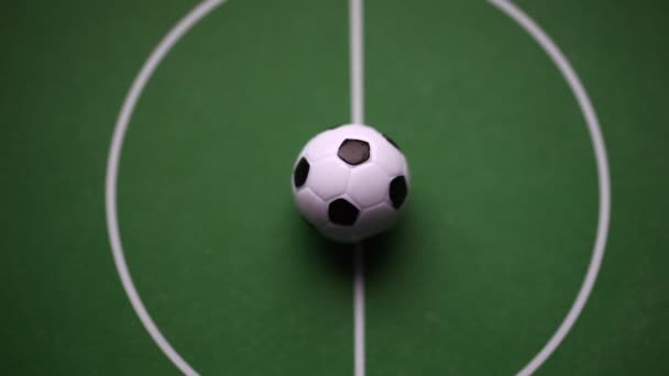 Аркадный мяч в центре поля — стоковое видео