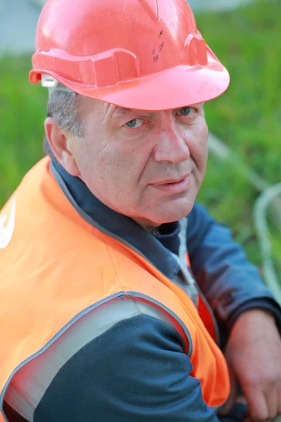 污水处理工人的安全帽 — 图库照片
