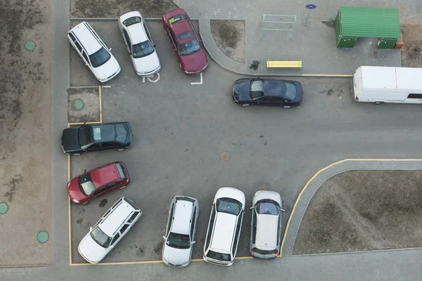 Parkeren in de binnenplaats van het gebouw met meerdere artikelen — Stockfoto