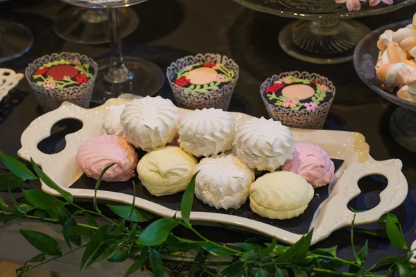 Vícebarevné marshmallows na svatební stůl — Stock fotografie