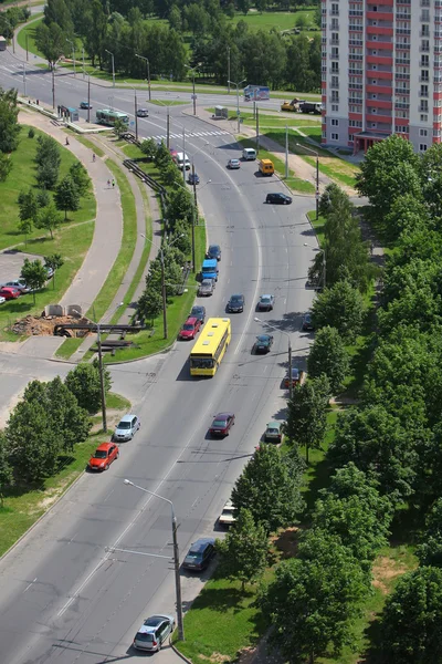 Cars driving down road — Stock Photo, Image