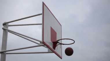 Hoops basketbol Okulu Bahçesi üzerinde uçtu