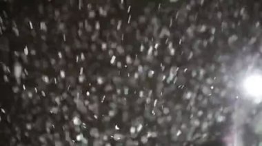 Kar taneleri parlak ışıkta düşmek