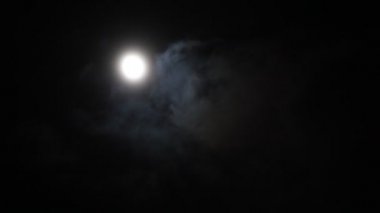 Gece gökyüzündeki aya