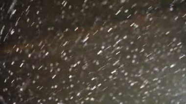 Kar taneleri parlak ışıkta düşmek