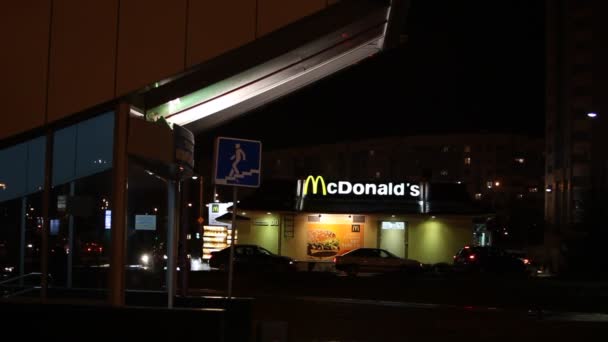 McDonalds restaurang på natten — Stockvideo